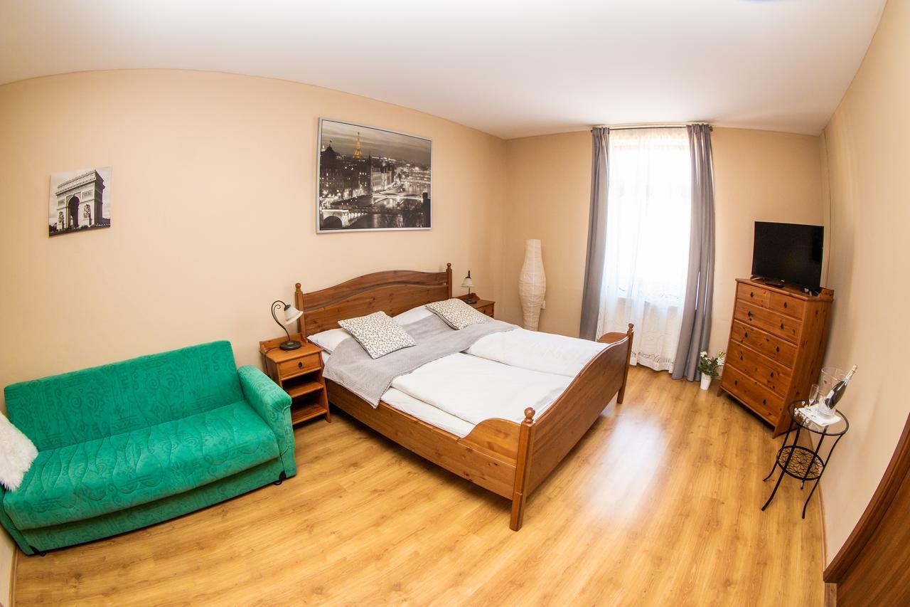 Apartman U Krale Komenskeho ยีชิน ภายนอก รูปภาพ